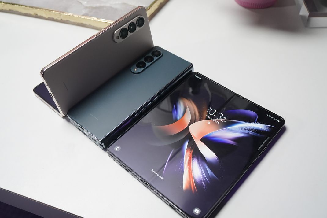 Samsung Galaxy Z Fold 4 varian warna Beige, Phantom Black, dan Graygreen