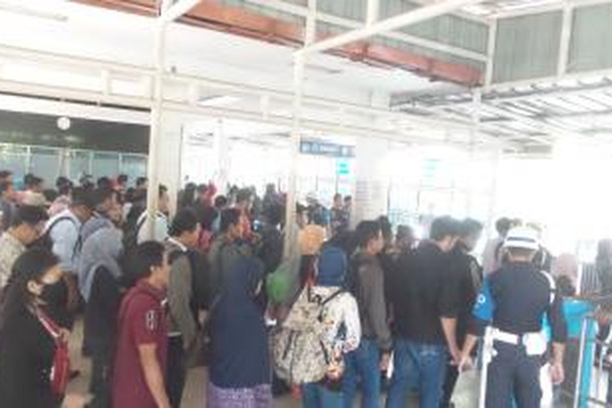 Para penumpang KRL Commuter Line yang hendak keluar melewati gate elektronik yang ada di Stasiun Tebet, Senin (30/11/2015)