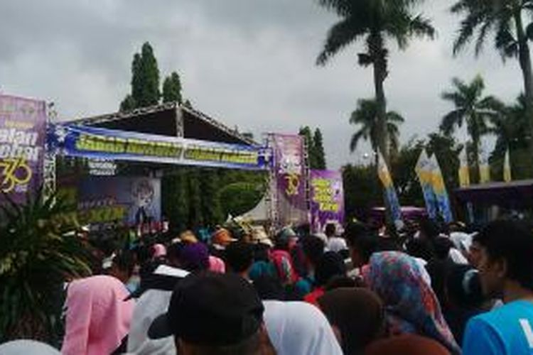 Peserta memeriahkan acara menyambut PON ke XIX di Jawa Barat sekaligus HUT Ciamis