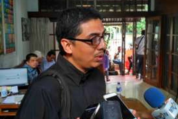 Direktur Pusat Kajian Antikorupsi (Pukat) Universitas Gadjah Mada, Zainal Arifin Mochtar saat acara peluncuran buku 'Hukum yang Terabaikan' di Sekretariat Indonesia Corruption Watch (ICW), Jakarta, Selasa (18/10/2016).