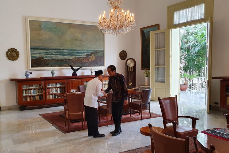 Presiden Joko Widodo bertemu Ketua MPR yang juga Ketua Umum PAN Zulkifli Hasan. Pertemuan keduanya berlangsung di Istana Bogor, Rabu (22/5/2019) siang. 