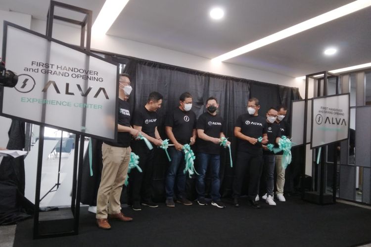 Alva melakukan serah terima 10 unit Alva One pertama kepada konsumen di Indonesia