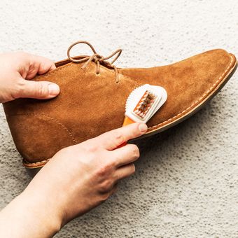 Ilustrasi membersihkan sepatu suede