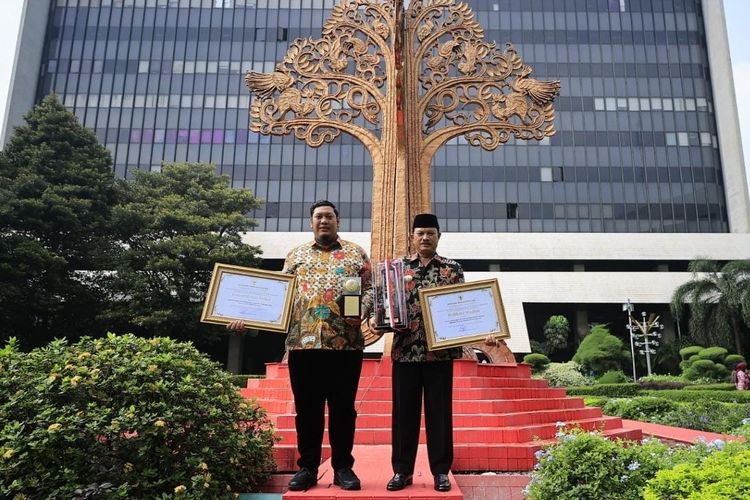 Wali Kota Madiun, Maidi (kanan) dan Ketua DPRD Kota Madiun, Andi Raya Bagus Miko Saputra menunjukkan penghargaan dari Kementerian Lingkungan Hidup dengan capaian prestasi Kategori Kota Sedang Terbaik II Dalam Pengelolaan Lingkungan Hidup dan Kehutanan Daerah Tahun 2021.