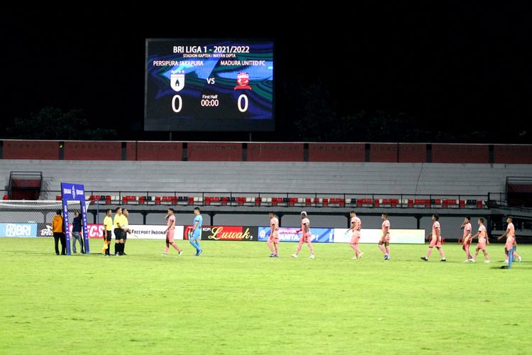 Laga tunda pekan ke-22 Liga 1 2021-2022 antara Persipura Jayapura dan Madura United yang seharusnya digelar pada Senin (21/2/2022) malam WIB di Stadion Kapten I Wayan Dipta, Bali, gagal digelar.
