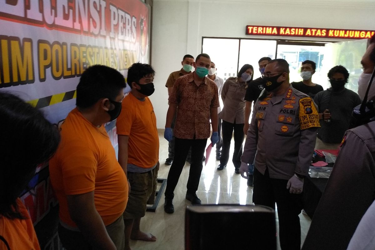 Kapolrestabes Medan Kombes Pol JE Isir berbicara sejenak dengan para tersangka pembunuhan berrencana terhadap perempuan berinisial EL (21). Para tersangka kasus pembunuhan berrencana terhadap perempuan berinisial EL di komplek Cemara Asri di Jalan Duku, Kecamatan Percut Sei Tuan, Deli Serdang pada Rabu (6/5/2020) siang, (dari kiri ke kanan) RS (56), ibu tersangka J, kemudian M (22) dan J (22) dihadirkan saat konferensi pers di Mapolrestabes Medan pada Jumat (8/5/2020) siang.