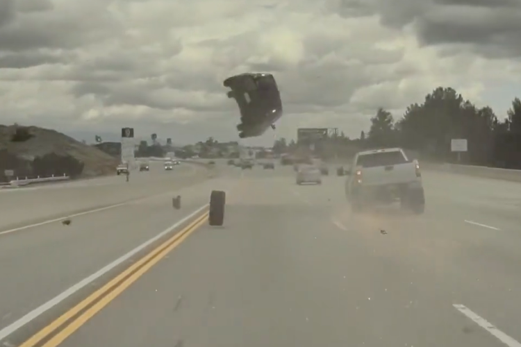Video rekaman detik-detik mobil KIA terpelanting dan terbang setelah menabrak sebuah ban mobil Chevrolet yang terlepas di jalan raya, California, Amerika Serikat. 