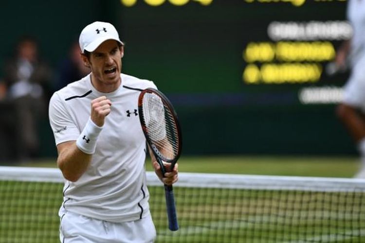 Petenis Inggris Raya, Andy Murray, merayakan keberhasilannya meraih poin saat menghadapi petenis Perancis, Jo-Wilfried Tsonga, pada babak perempat final Wimbledon di The All England Lawn Tennis Club, London, Rabu (6/7/2016).