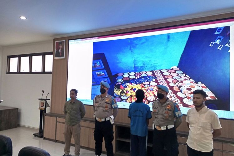 Polisi berhasil menangkap tiga dari lima pelaku pencabulan terhadap dua remaja perempuan yang terjadi di wilayah Kecamatan Klapanunggal, Kabupaten Bogor, Jawa Barat.