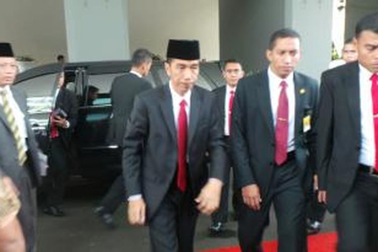 Presiden terpilih Joko Widodo (Jokowi) memilih menggunakan mobil Toyota Innova untuk mengantarkannya ke Gedung DPR, Rabu (1/10/2014).