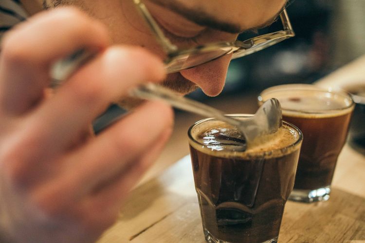 Jika takut kecanduan kafein, Anda cukup menghirup aroma kopi saja untuk membuat otak terjaga.
