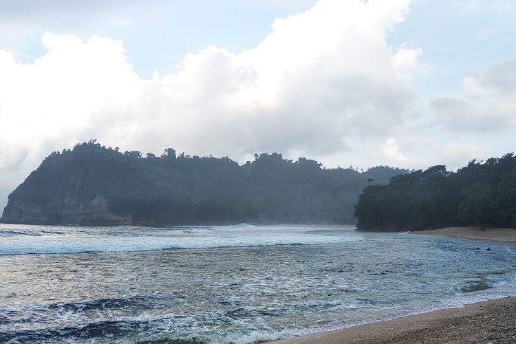 Pantai Ngalur di Tulungagung, Jawa Timur.