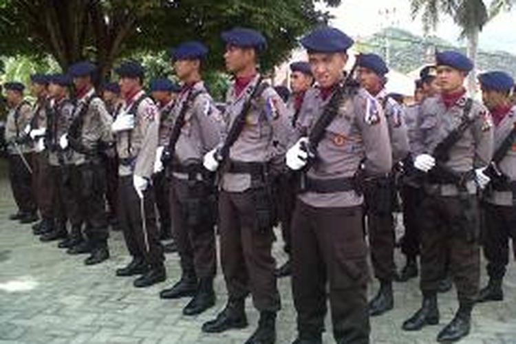 Sebanyak 1.370 aparat keamanan mengikuti apel gelar pasukan dalam rangka operasi ketupat jelang Idul Fitri 1434 Hijriah, di Lapangan Taruna Remaja Kota Gorontalo, Rabu (1/8/13). 