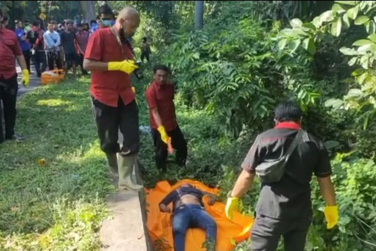 Polisi melakukan olah TKP penemuan mayat di Jalan Raya Denpasar - Gilimanuk, Desa Melaya, Kecamatan Melaya, Kabupaten Jembrana, Provinsi Bali, Selasa (23/8/2022).
