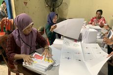 Lutfiatul Rela Tinggalkan Dagangannya demi Jadi Petugas Lipat Surat Suara Pemilu 2024 di Bekasi