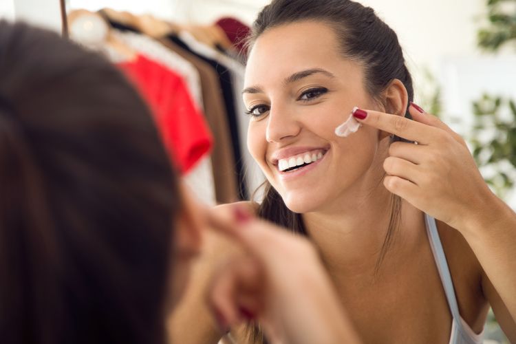 Sering Diabaikain, Ini Langkah Penting Setelah Pakai Sunscreen di Usia 50-an