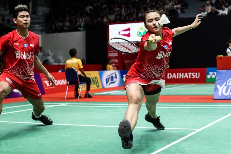 Pasangan ganda campuran Indonesia, Praveen Jordan/Melati Daeva Oktavianti melawan wakil Prancis, Thom Gicquel/Delphine Delrue saat pertandingan babak perempat final Indonesia Masters 2020 di Istora Senayan, Jakarta, Jumat (17/1/2020). Praveen/Melati takluk dari Thom/Delphine setelah melalui pertarungan tiga gim dengan skor 19-21, 21-14, 18-21 dalam tempo 63 menit.