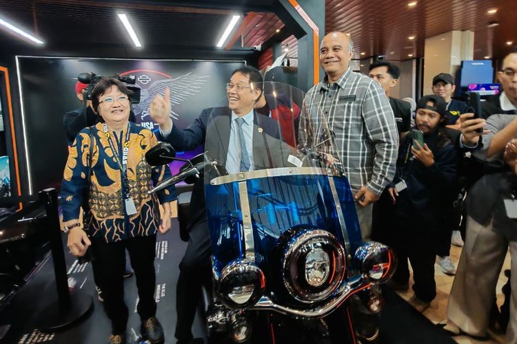Kala Menkeu Purbaya Tunggangi Harley Davidson di GIIAS 2026