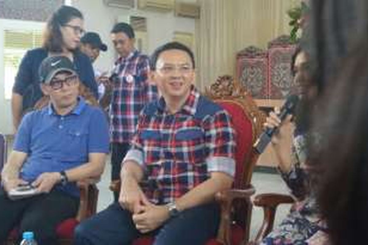 Pemilik akun @kurawa, Rudi Valinka, bersama cagub DKI Jakarta Basuki Tjahaja Purnama dalam acara beda buku 