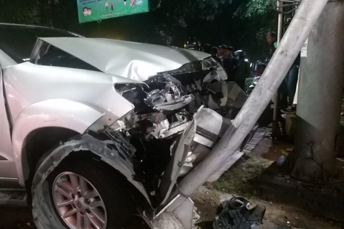 Kecelakaan antara mobil dan dump truk di wilayah Taman Anggrek Jl. S Parman, Jakarta Barat, Selasa (28/4/2020) malam 