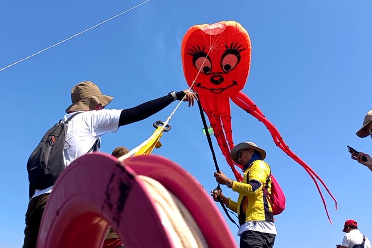 Salah satu layang-layang yang ditampilkan di Internasional Kite Festival yang Kembali Digelar Di Purworejo. 