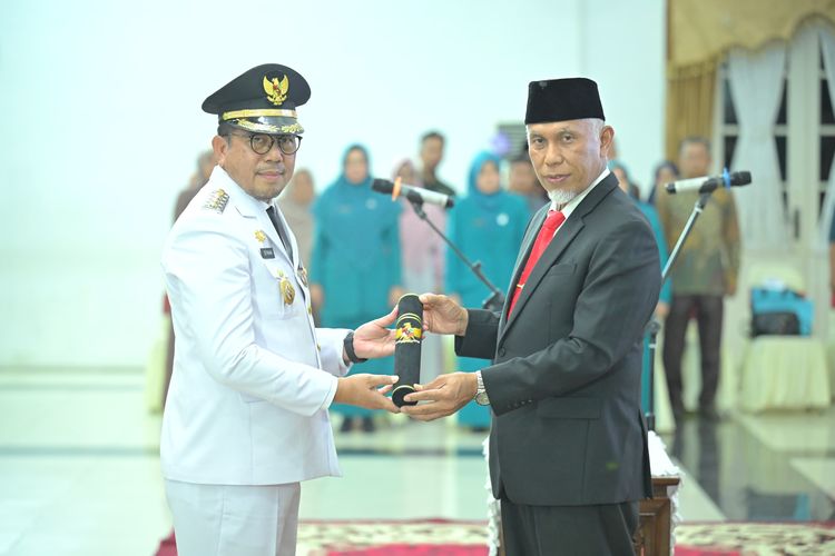 Gubernur Sumbar Mahyeldi lantik Zefnihan sebagai Pj Walikota Sawahlunto, Kamis (21/2023) malam, 