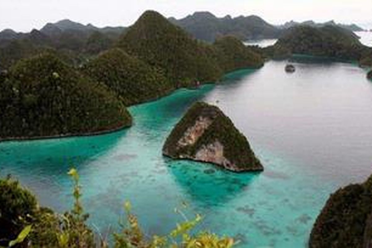 Lanskap pulau karang di kawasan Pulau Wayag , Waigeo Barat, Raja Ampat, Papua Barat, Minggu (8/2). Letaknya yang berada di wilayah segitiga terumbu karang dunia (Coral Triangle) membuat Raja Ampat dinobatkan sebagai kawasan yang paling kaya dengan keragaman hayatinya di dunia. 