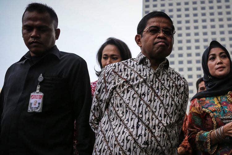 Sekretaris Jenderal Partai Golkar Idrus Marham tiba di Gedung Komisi Pemberantasan Korupsi (KPK) di Jakarta, Senin (11/9/2017). Kedatangannya terkait Ketua DPR RI Setya Novanto yang tak memenuhi panggilan Komisi Pemberantasan Korupsi hari ini.