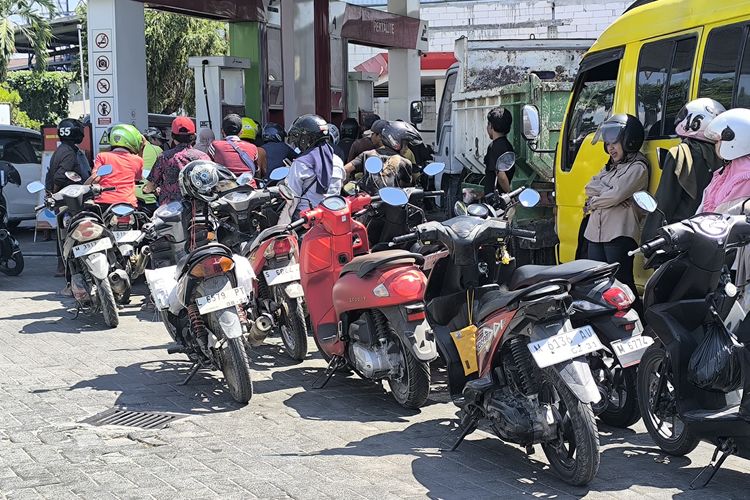 Antrean Pertalite di Pamekasan, Belasan Motor Ditinggal Pemilik karena Kepanasan
