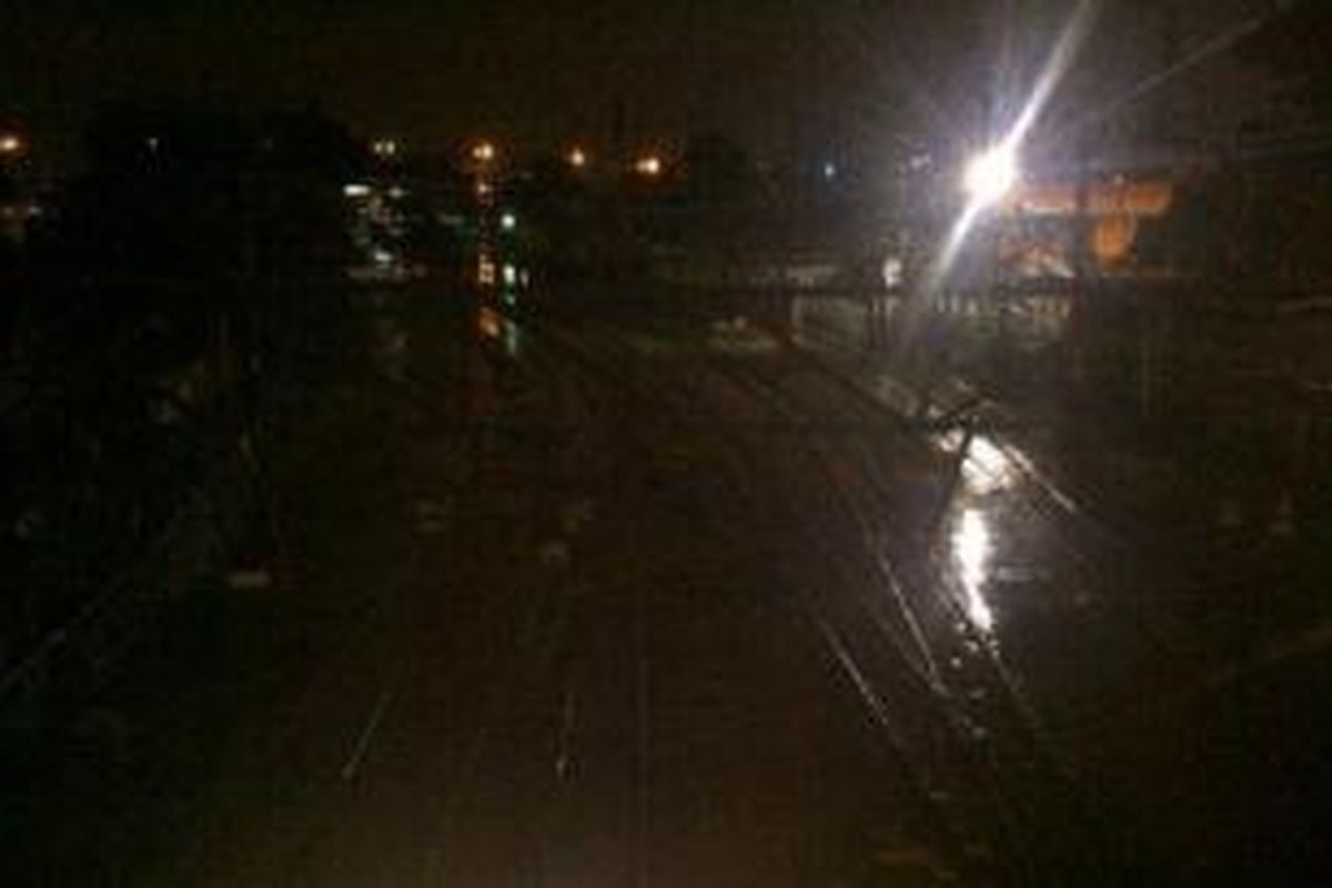 Suasana Stasiun Tanah Abang, Sabtu (18/1/2014) dini hari terendam luapan Kanal Banjir Barat.