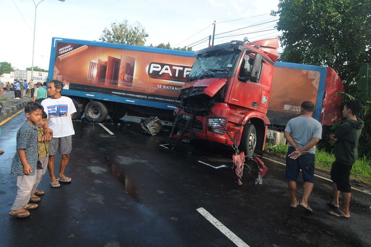 Sejumlah warga melihat bangkai truk trailer yang mengalami kecelakaan di Jalan Semarang-Solo, Boyolali, Jawa Tengah, Selasa (17/5/2022). Berdasarkan data Satlantas Polres Boyolali, dalam peristiwa kecelakaan yang melibatkan dua truk trailer tersebut mengakibatkan dua orang meninggal dan dua orang luka ringan.