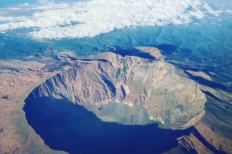 Gunung Tambora di Sumbawa, Nusa Tenggara Barat, Kamis (6/4/2023). Sumber: BTN Tambora.