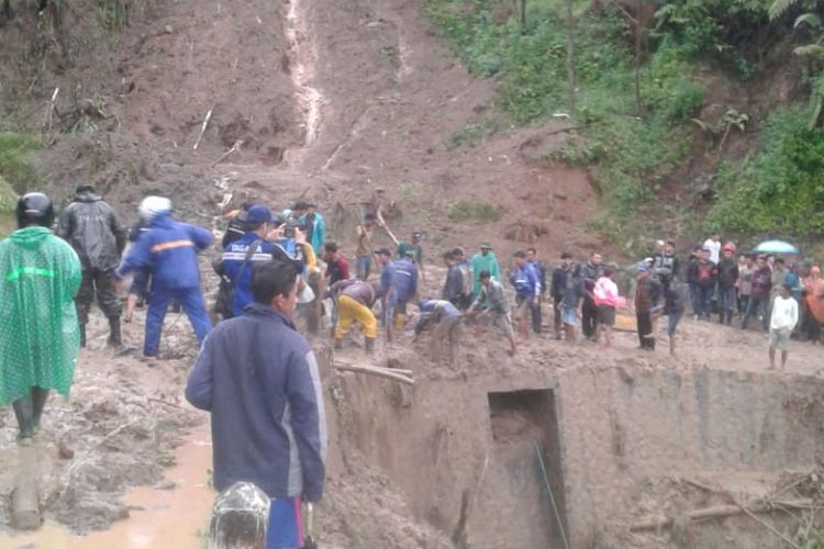 Longsoran menutupi ruas jalan provinsi Bandung-Garut via Cisewu di Kampung Handeuleum Desa Sukajaya, Minggu (13/01/2018) sore