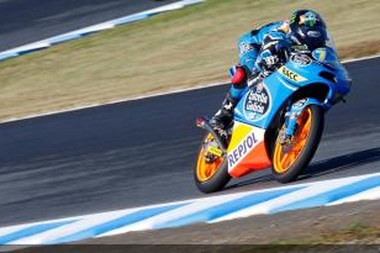 Pebalap Moto3 asal Spanyol, Alex Marquez melintasi Sirkuit Twin Ring Motegi pada GP Jepang, Minggu (27/10/2013).