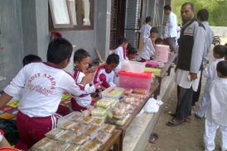 Tak hanya anak-anak, orang tua turut meramaikan kegiatan market day yang diselenggarakan SDIT Azkiya Bireuen, Jumat (29/8). DESI