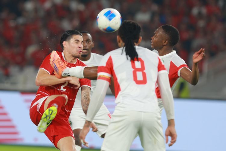 Kevin Diks berebut bola dengan lawan dalam laga Timnas Indonesia vs Mozambik yang berlangsung di Stadion Utama Gelora Bung Karno pada Selasa (9/6/2026).