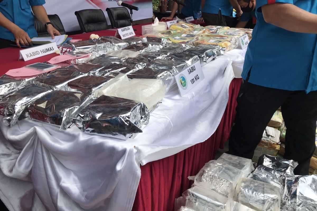 Polres Metro Jakarta Selatan menyita barang bukti sabu-sabu seberat 131 kilogram yang disimpan di dalam enam tas. Barang haram tersebut disita polisi saat menangkap dua tersangka berinisial HG dan AP di kawasan Cipulir, Kebayoran Lama, Jakarta.