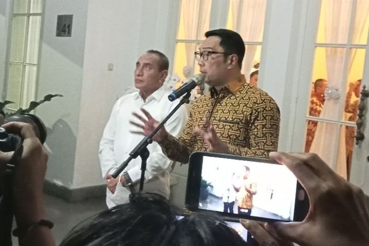 Gubernur Jawa Barat Ridwan Kamil (kanan) memberikan keterangan usai penandatanganan kerja sama Bank Jawa Barat dan Banten (BJB) dengan Bank Sumut di Medan, Selasa (31/1/2023). 
