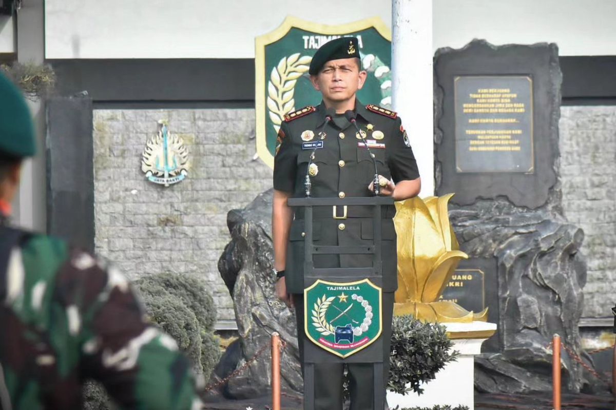 Danbrigif 1/JS Kolonel Inf Thomas Rajunio, S.I., B.S., http://M.Tr. (Han) pimpin Upacara Serah Terima Jabatan Danyonif 202/TM 