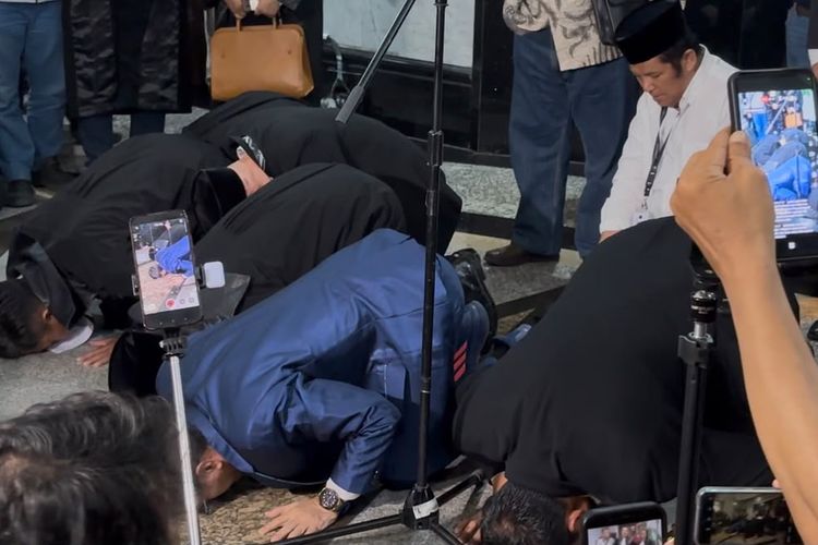 Relawan Gibran Sujud Syukur Usai Putusan MK Dibacakan Hakim