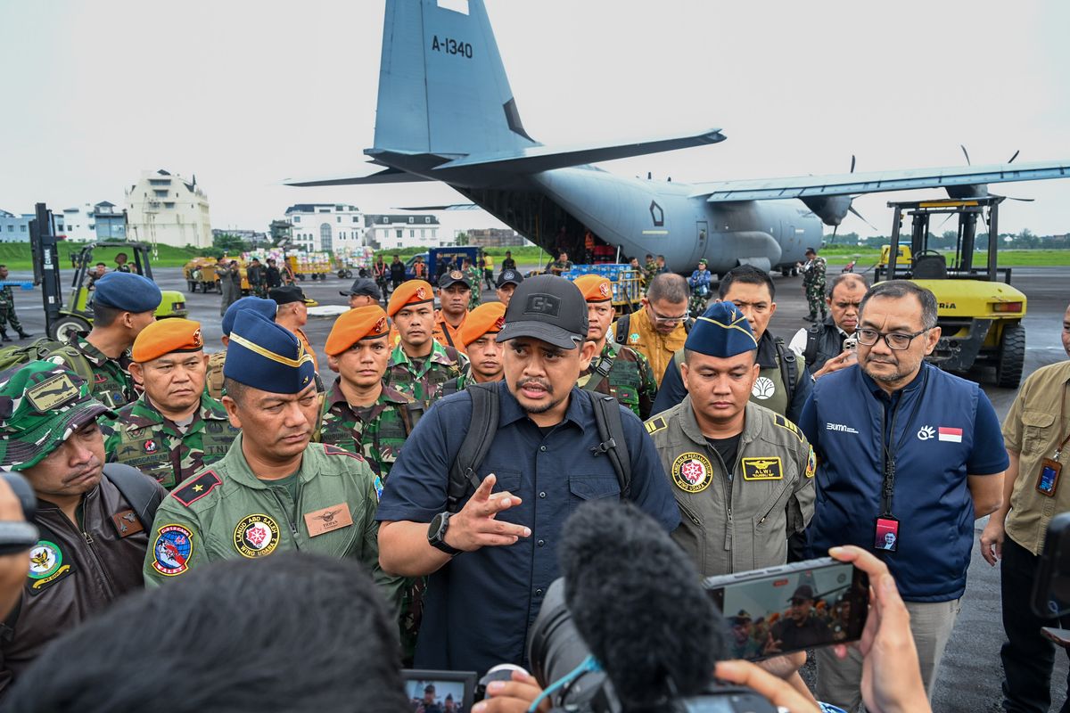 Gubernur Sumut, Bobby Nasution sesaat sebelum terbang menggunakan Pesawat Hercules untuk meninjau Banjir Tapanuli Tengah dari Landasan Udara Soewondo, Jalan Komodor Adi Sucipto, Jum'at (28/11/2025). Sejumlah logistik juga ikut diberangkatkan untuk disalurkan ke wilayah yang terdampak banjir di Kabupaten Tapanuli Tengah. 