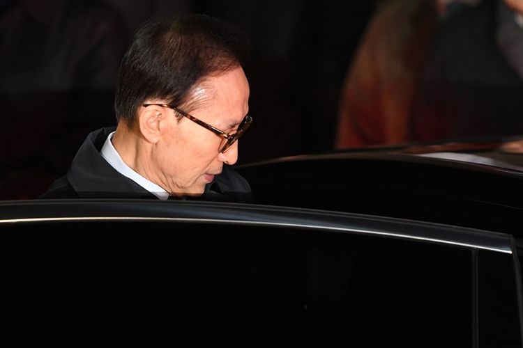 Mantan presiden Korea Selatan Lee Myung-bak saat akan dipindahkan ke pusat penahanan dari kediamannya di Seoul pada 23 Maret 2018.