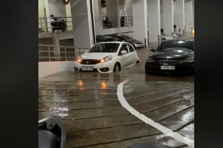mobil kebanjiran di parkiran basemen salah satu apartemen