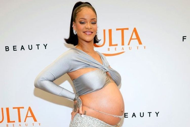 Rihanna dengan balutan pakaian warna silver saat berpose di acara Ultra Beauty.