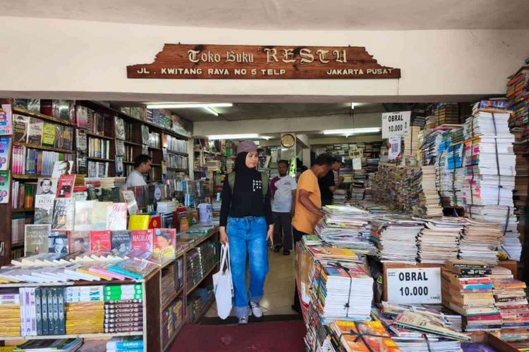 Ilustrasi: Salah satu kios buku di Kwitang