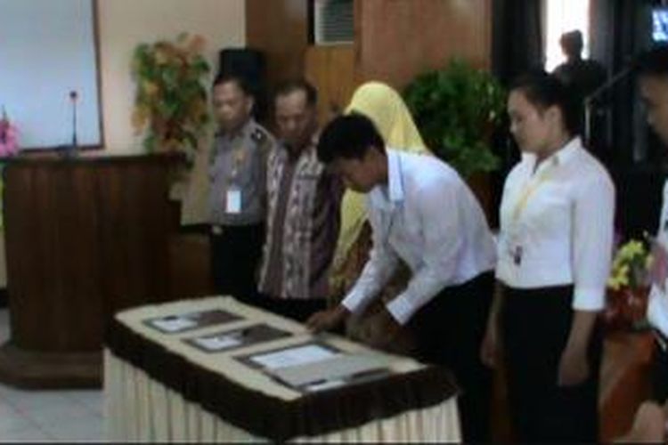 Sebanyak 218 peserta seleksi calon Brigadir dan Tamtama tahun anggaran 2015 menandatangani pakta integritas di Markas Kepolisian Resort Poso, Provinsi Sulawesi Tengah, Senin (4/5/2015). 