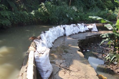 Bagian Tembok Jebol Penyebab Banjir Jatipadang Ditumpuk Karung Pasir