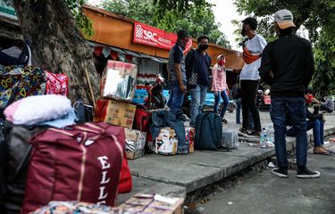 Calon penumpang bersiap naik bus di Terminal Kalideres, Jakarta Barat, Jumat (24/4/2020). Presiden RI Joko Widodo memutuskan untuk melarang mudik lebaran 2020 di tengah pandemi COVID-19 mulai 24 April guna mencegah perluasan penyebaran COVID-19 di wilayah Indonesia.