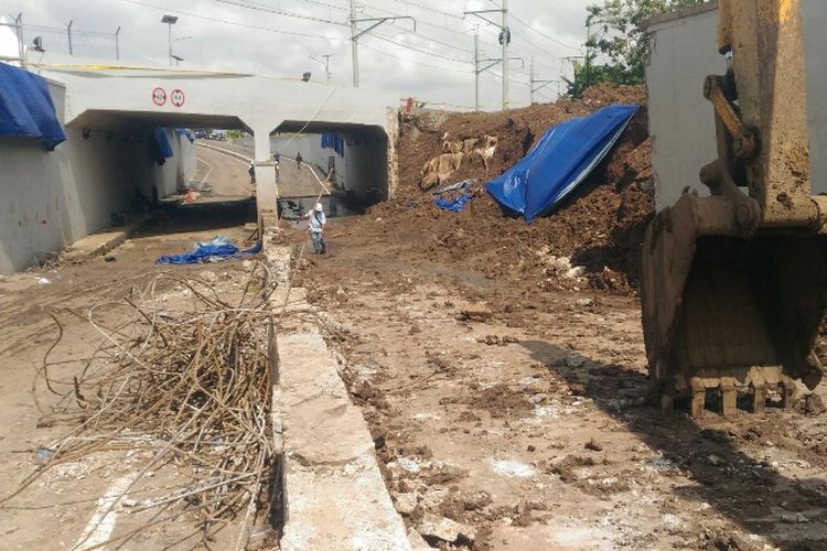 Puing-puing beton sisa reruntuhan tembok Perimeter Selatan Bandara Soekarno-Hatta dibersihkan dari badan jalan, Kamis (8/2/2018).