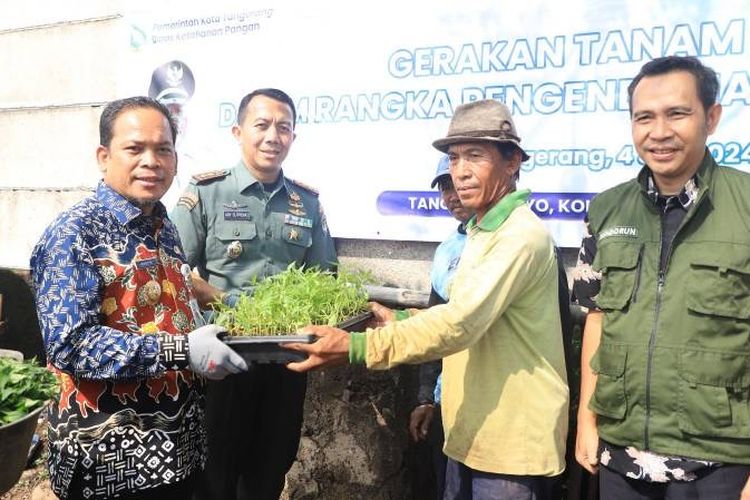 Penjabat (Pj) Wali Kota (Walkot) Tangerang Nurdin menyerahkan bibit cabai kepada petani dalam Gerakan Tanam Cabai di lahan seluas 3.000 meter (m) di Kelurahan Karang Anyar, Kecamatan Neglasari, Kota Tangerang, Kamis (4/7/2024).
